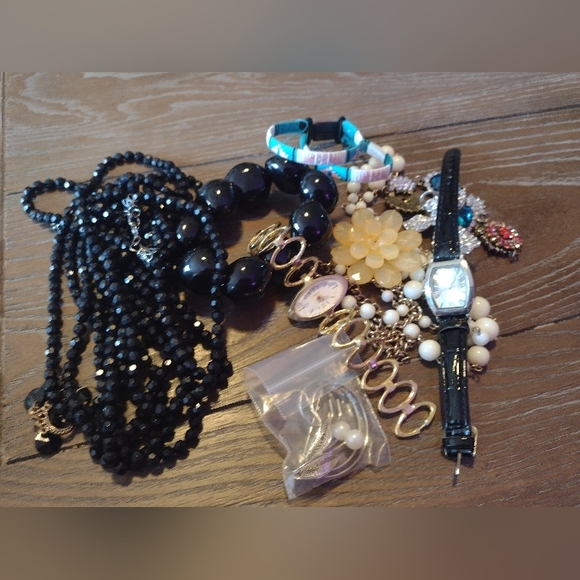 4.5 lbs. Assorted Jewelry, Vintage to Modern - Picture 3 of 4